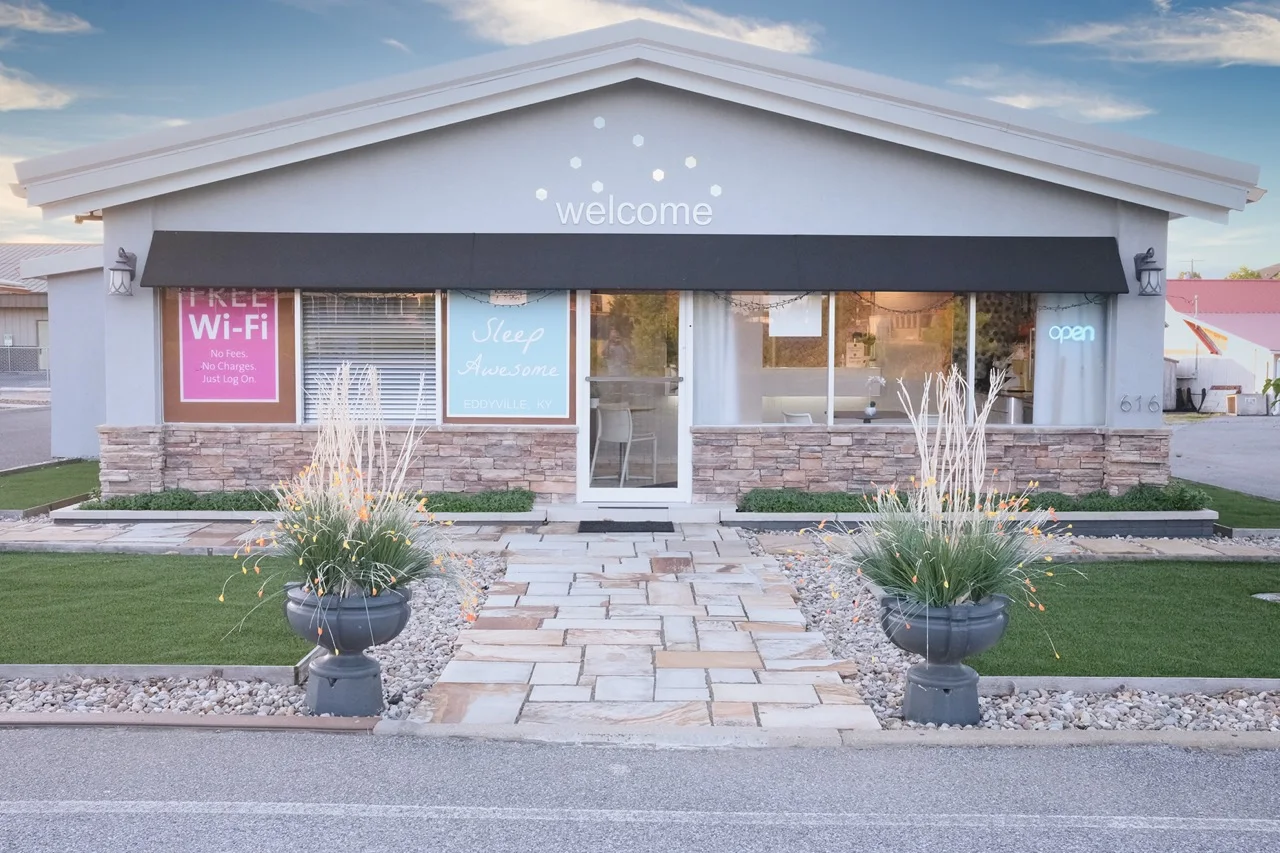 Regency Inn front office and lobby in Eddyville, KY